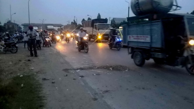 Hiện trường vụ tai nạn thương tâm trên quốc lộ 1A, đoạn gần trạm thu phí Nam Cầu Giẽ thuộc địa phận xã Duy Minh, huyện Duy Tiên, tỉnh Hà Nam khiến hai nữ sinh tử vong tối 27-4.